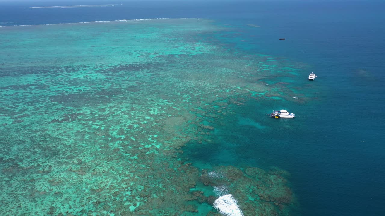 gran barrera de arrecifes con drones inversos de botes y ecosistema coralino, cerca de cairns, queensland, australia