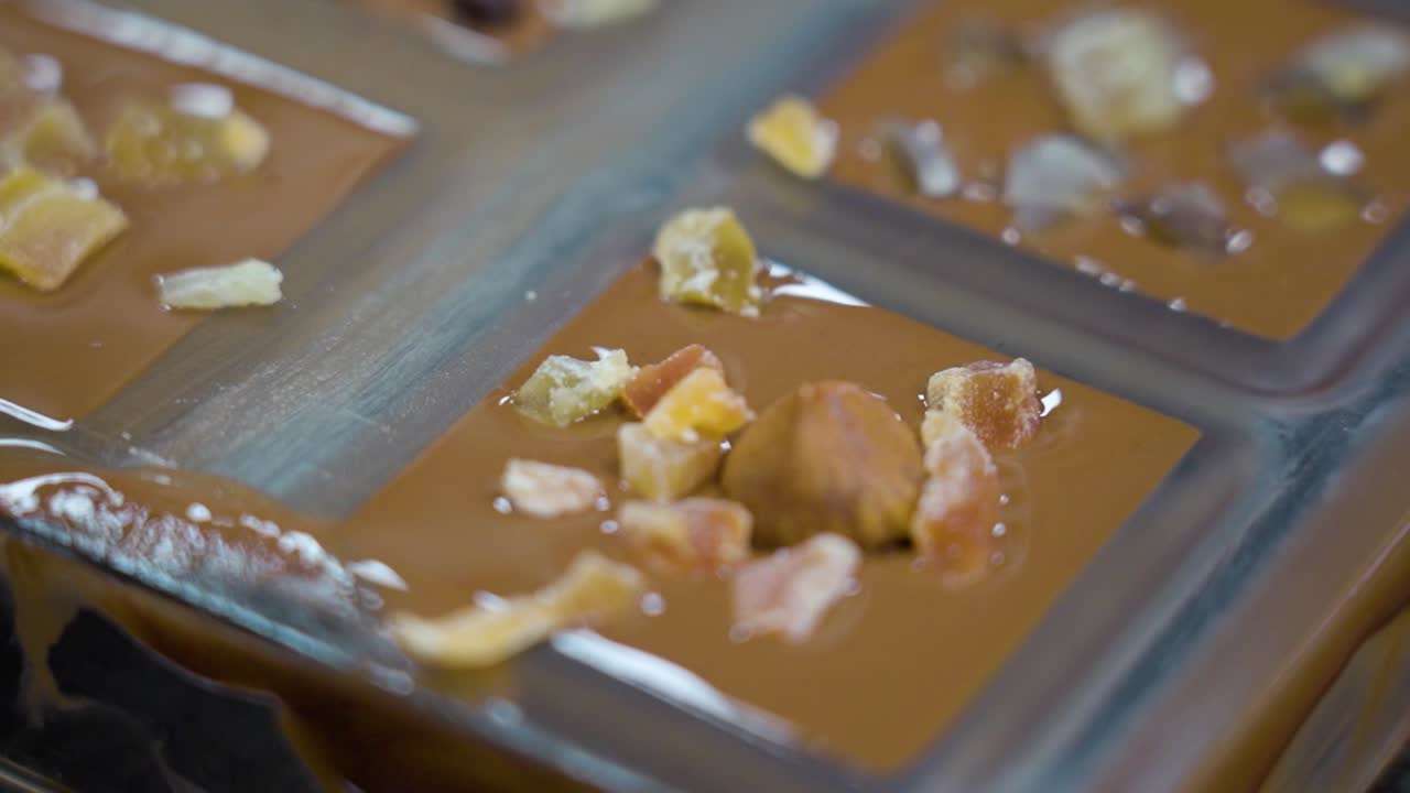 primer plano de barras de chocolate decoradas en un molde