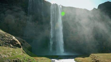 hochschwenken des wasserfalls in zeitlupe