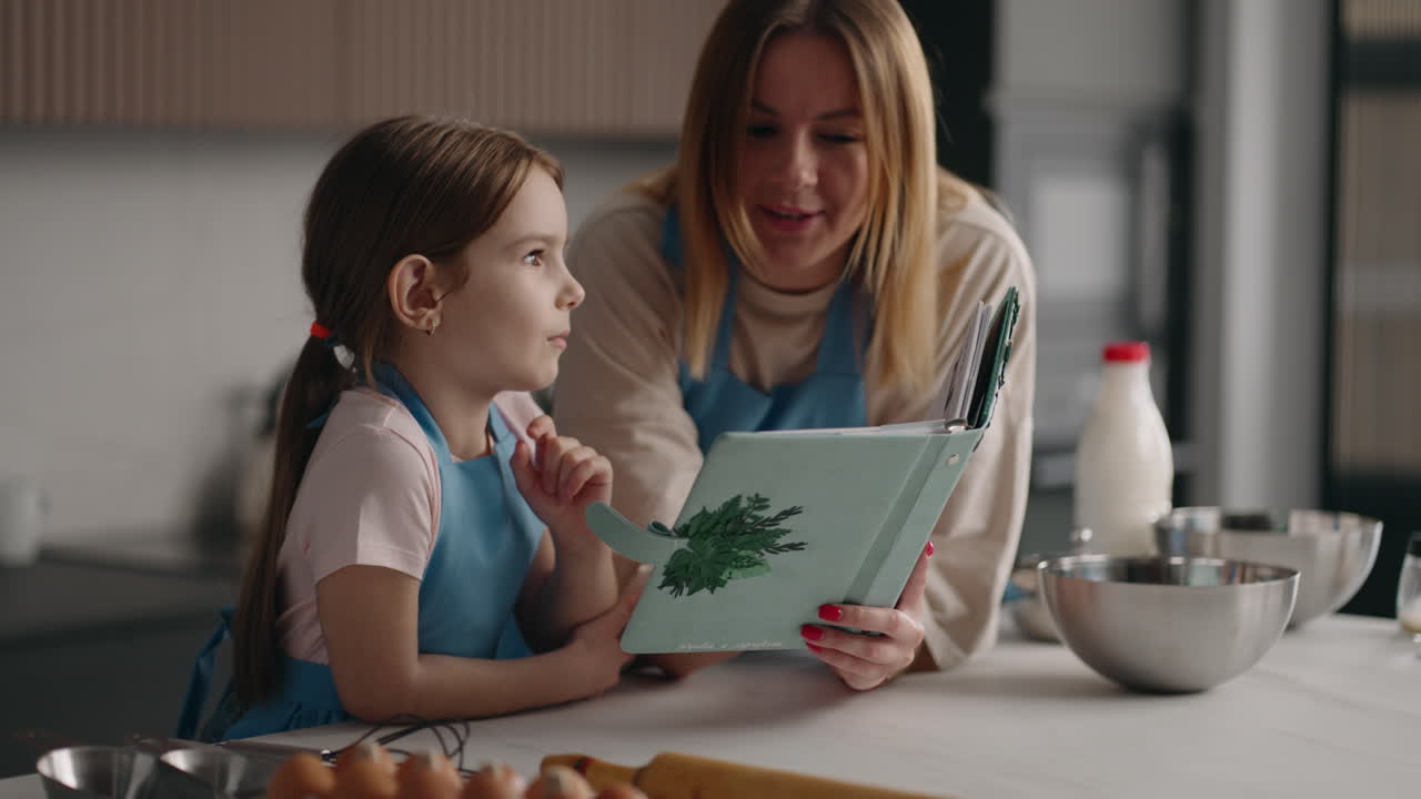 madre y hija están aprendiendo a cocinar en la cocina de casa madre e hijo están pasando el fin de semana juntos