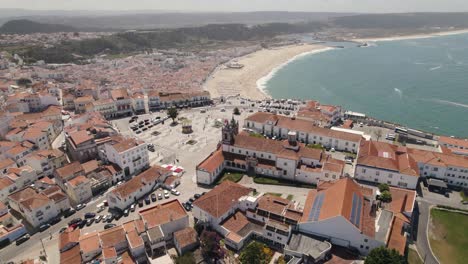 paisaje urbano de nazare y playa en el fondo, portugal