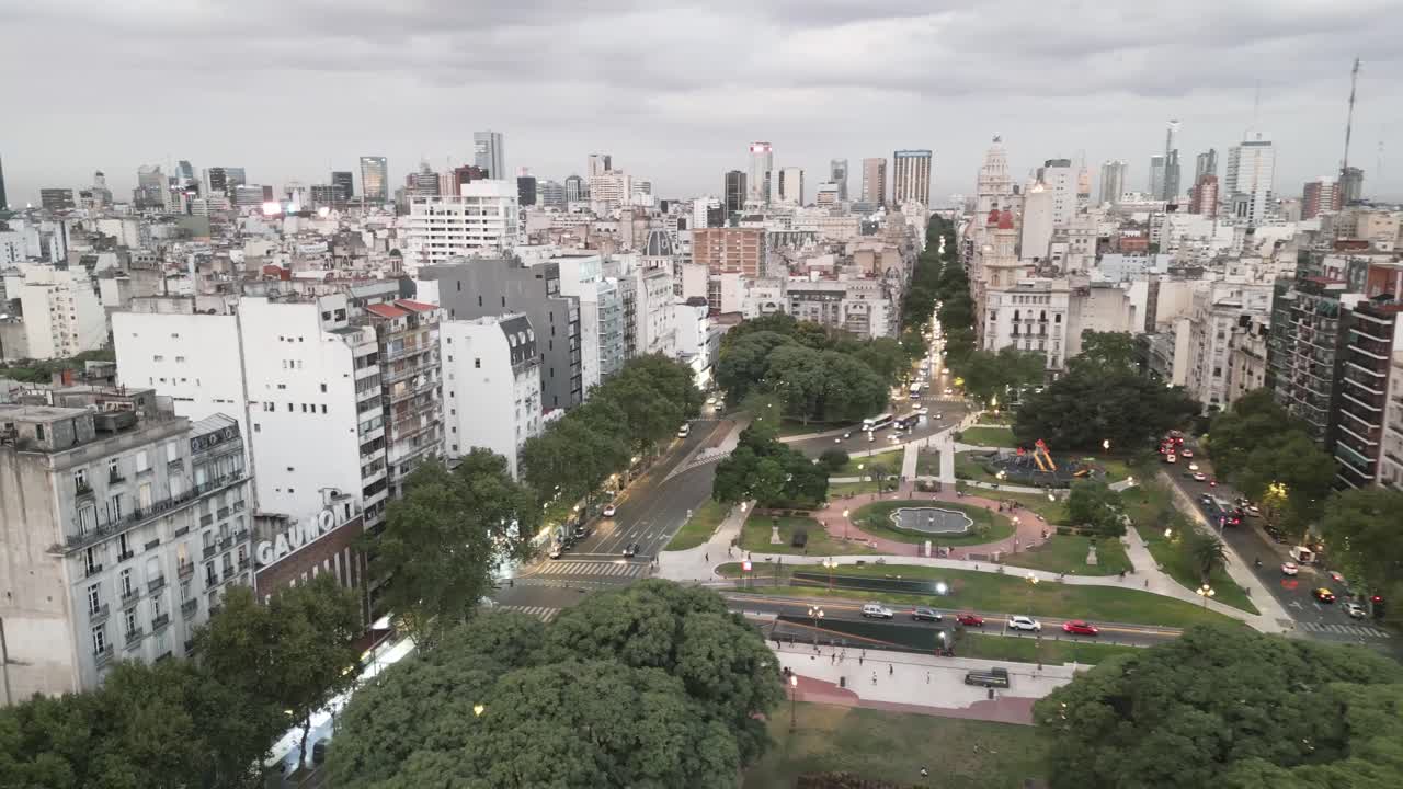 drones aéreos vuelan sobre el barrio del congreso en la ciudad de buenos aires argentina durante la tarde, el cine gaumont y la avenida may