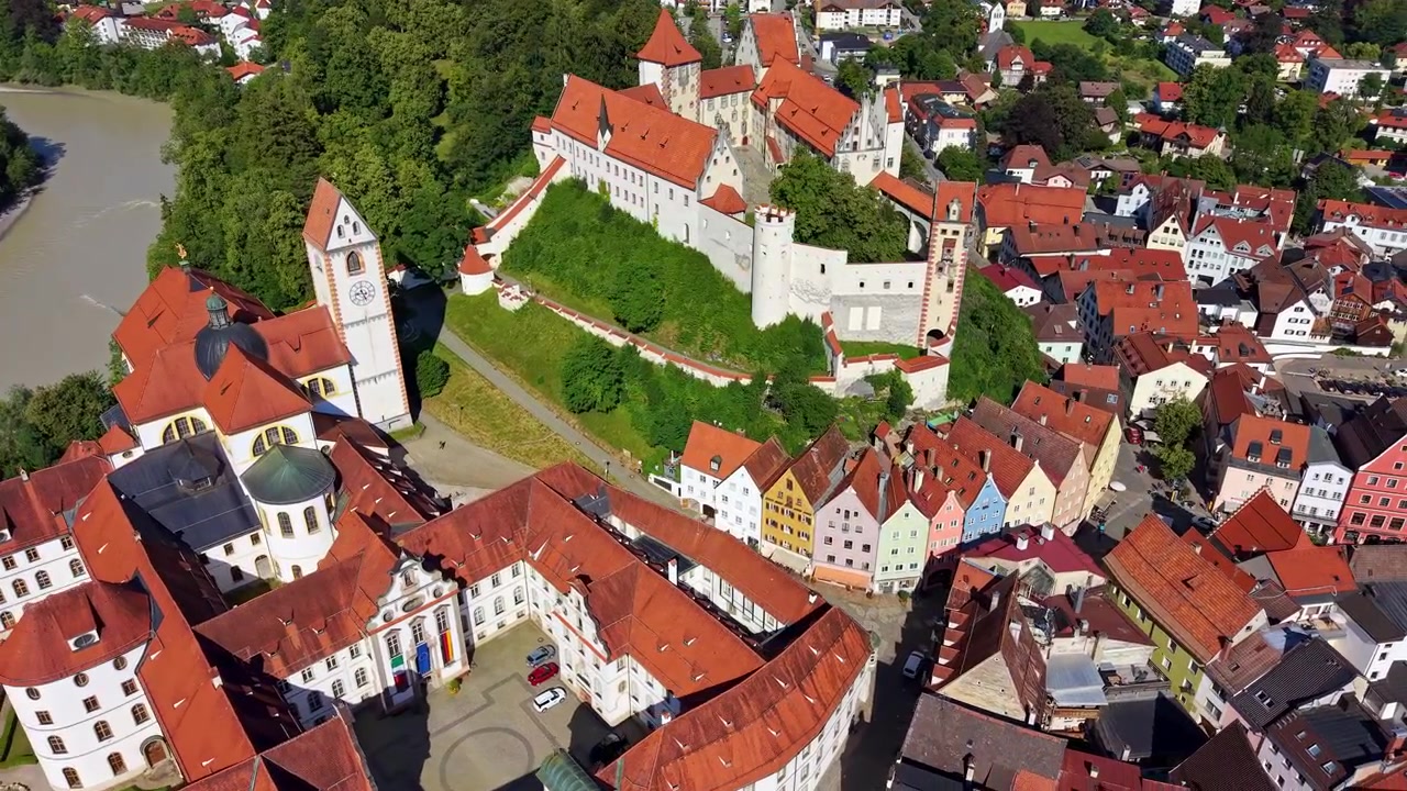 Vista aerea con drone del Castello Hohes Schloss, dell'Abbazia di St. Mang e della via principale del centro storico, Füssen, Germania