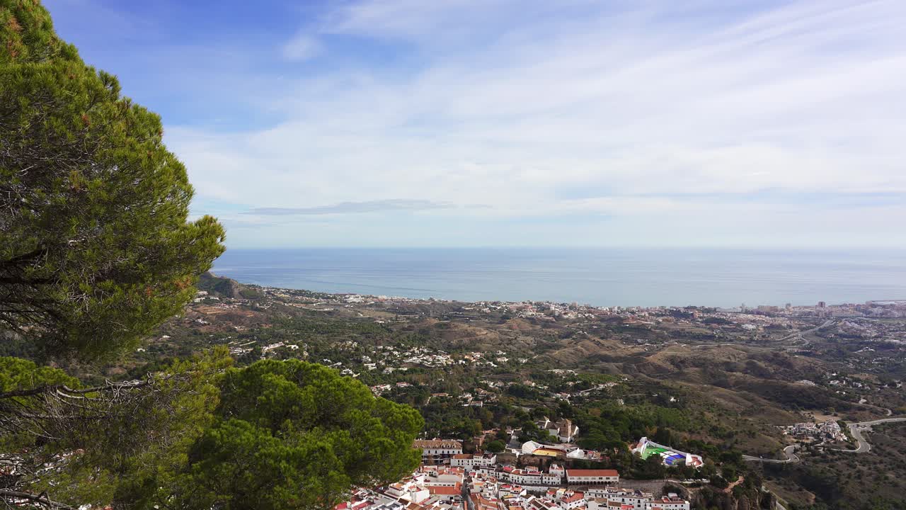 Panoramica dalla cima sopra Mijas che mostra la storica città bianca di Mijas e l'area turistica della Costa del Sol in Spagna.