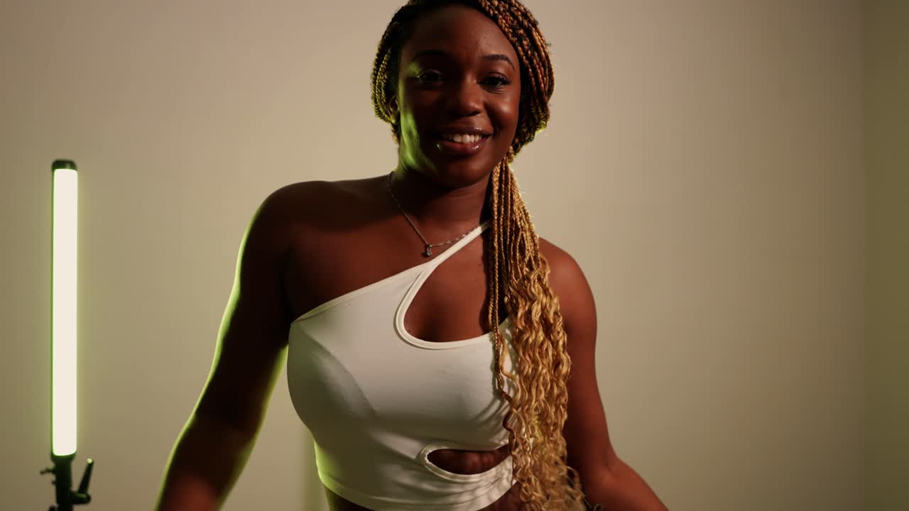 Una donna che balla in uno studio