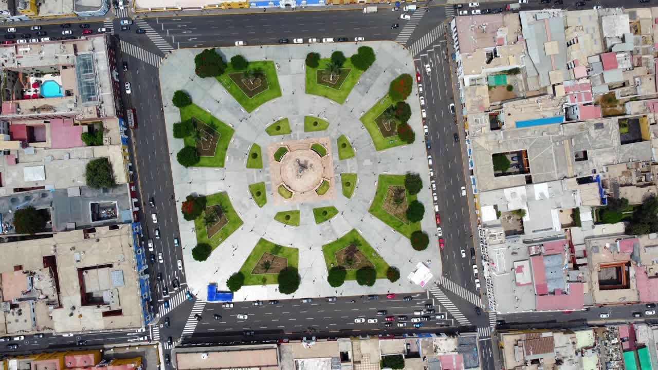 Vista aerea rotante di una piazza cittadina con traffico e persone