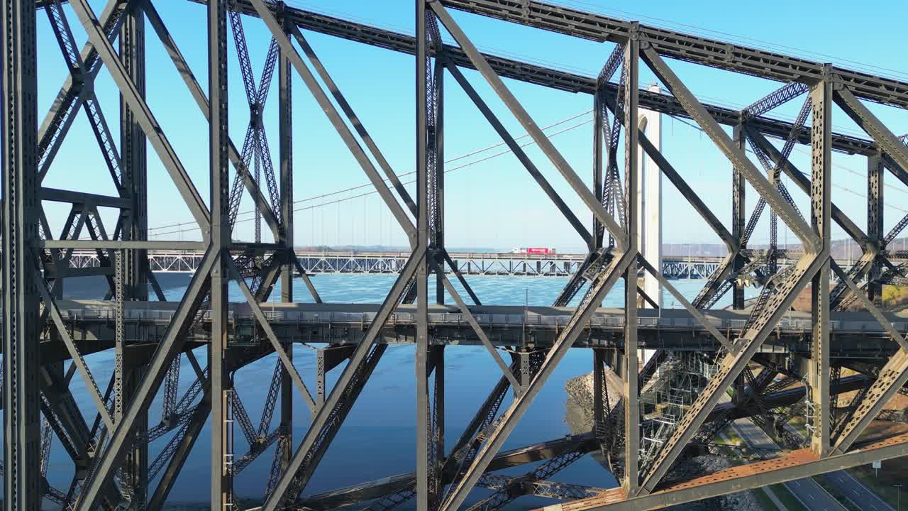 вид сбоку на два моста