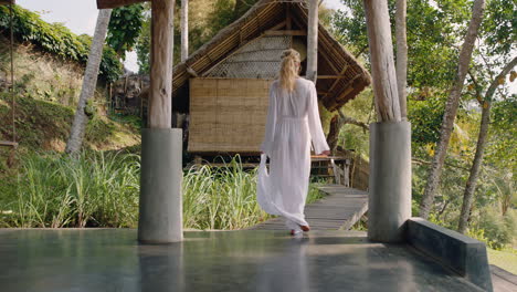 hermosa mujer de vacaciones en un hotel tropical explorando una escapada exótica disfrutando del verano en el paraíso