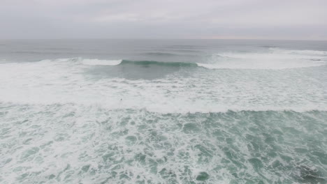 Luft-Action-Film,-Der-über-Surfer-Fliegt,-Die-In-Der-Coffee-Bay-In-Südafrika-Surfen