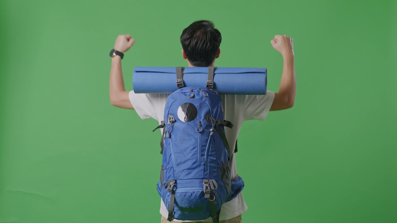 hombre con mochila y estera de yoga en la pantalla verde