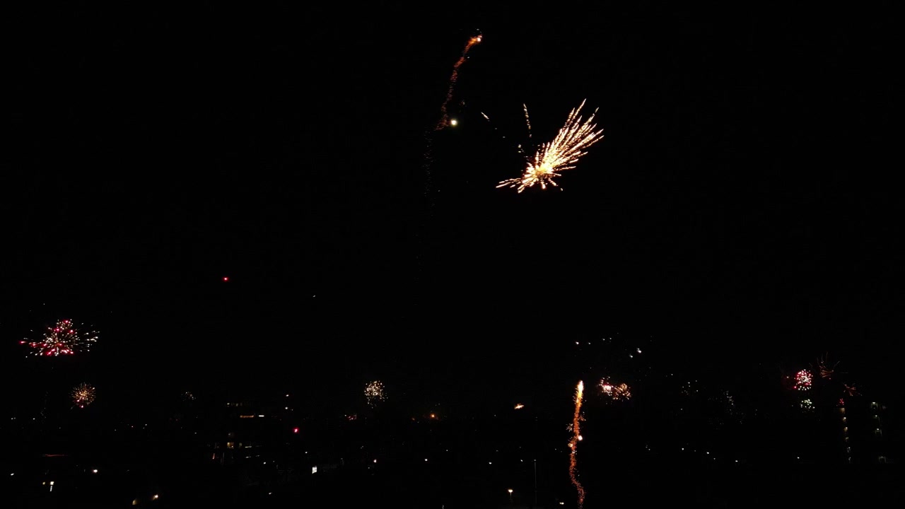 Fuochi d'Artificio che Esplodono nel Cielo Serale Sopra la Città