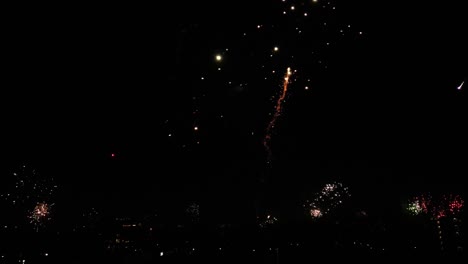Feuerwerk-Explodiert-Am-Abendhimmel-über-Der-Stadt