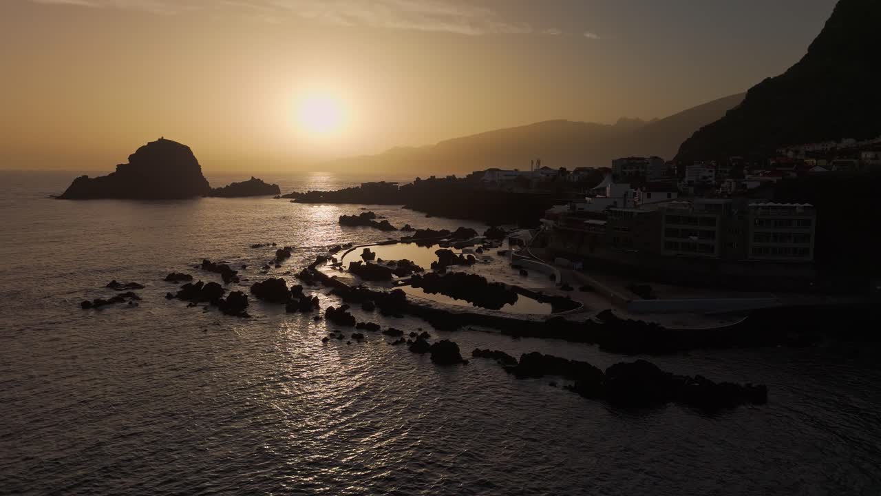 Inquadratura d'apertura di Port Moniz a Madeira durante uno splendido tramonto, panoramica a sinistra.
