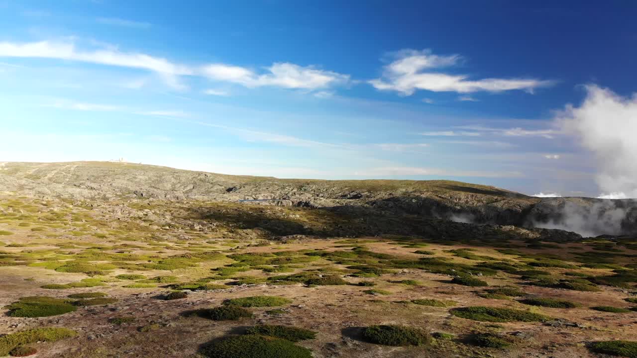 en la cima de la montaña con la niebla acercándose