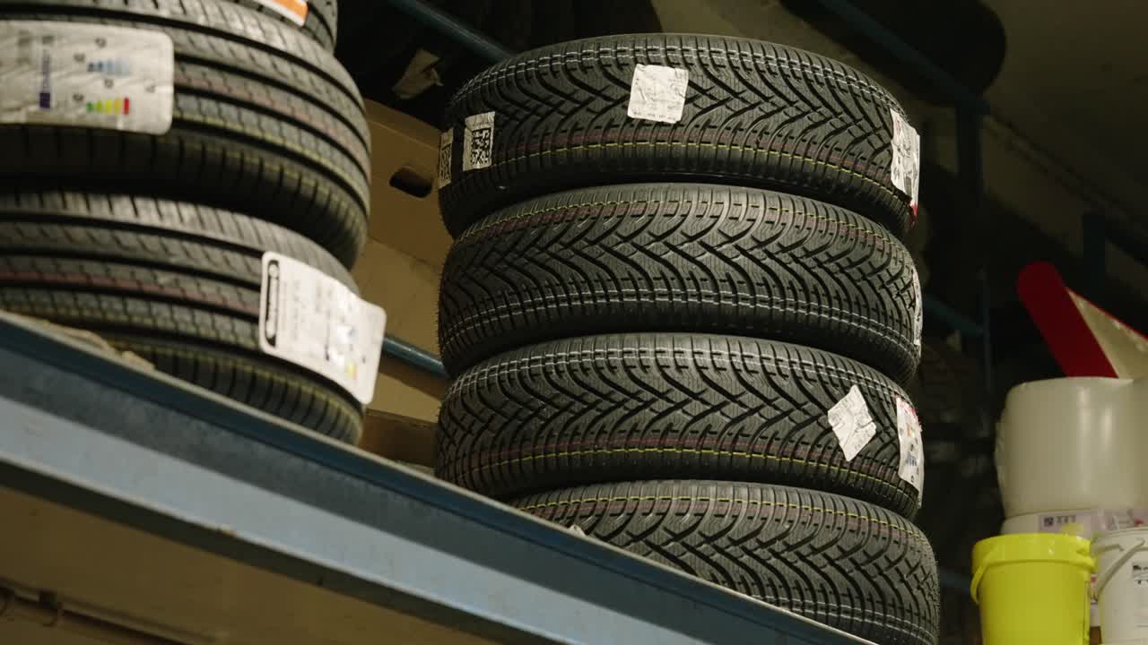 Piles de pneus sur une étagère dans un garage