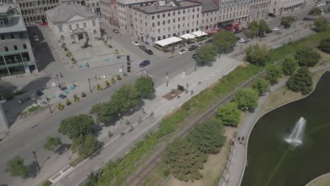 Drohne-Enthüllt-Skyline-Von-Montreal,-Quebec,-Kanada-Mit-Luftaufnahmen-Eines-Modernen-Wolkenkratzergebäudes