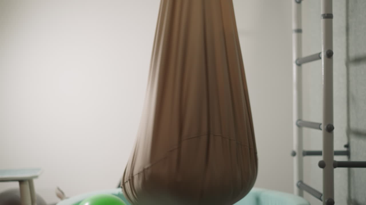 감정적 인 유아 소년 은 하마크 의자 에서 놀고 소리 낸다