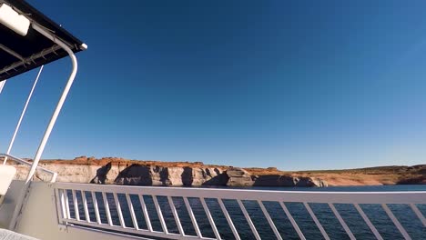 desde la cubierta de una casa flotante, pasan las aguas azules y las colinas de arenisca, el lago powell, page, arizona