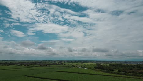 Lufthyperlapse-über-Zuckerrohrpflanzen-Mit-Sich-Bewegenden-Wolken-Im-Valle-Del-Cauca,-Kolumbien