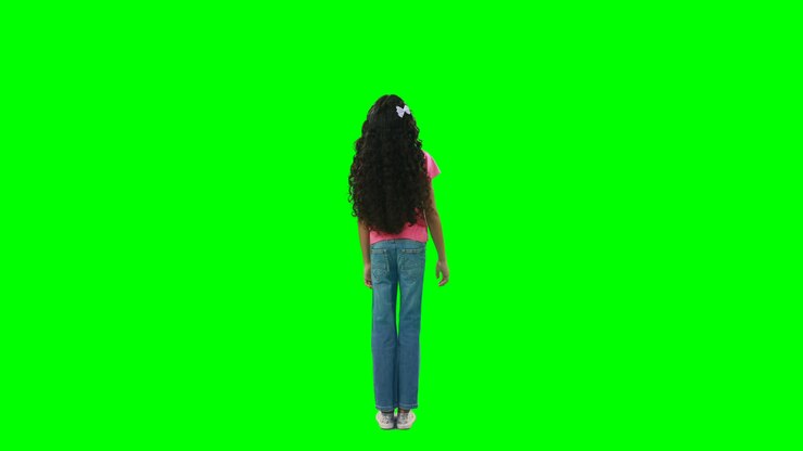 Ragazza vista da dietro che tocca uno schermo digitale 4k