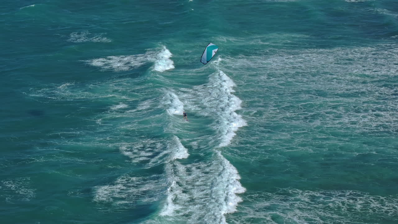 푸르키즈색 바다의 파도에서 카이트보딩