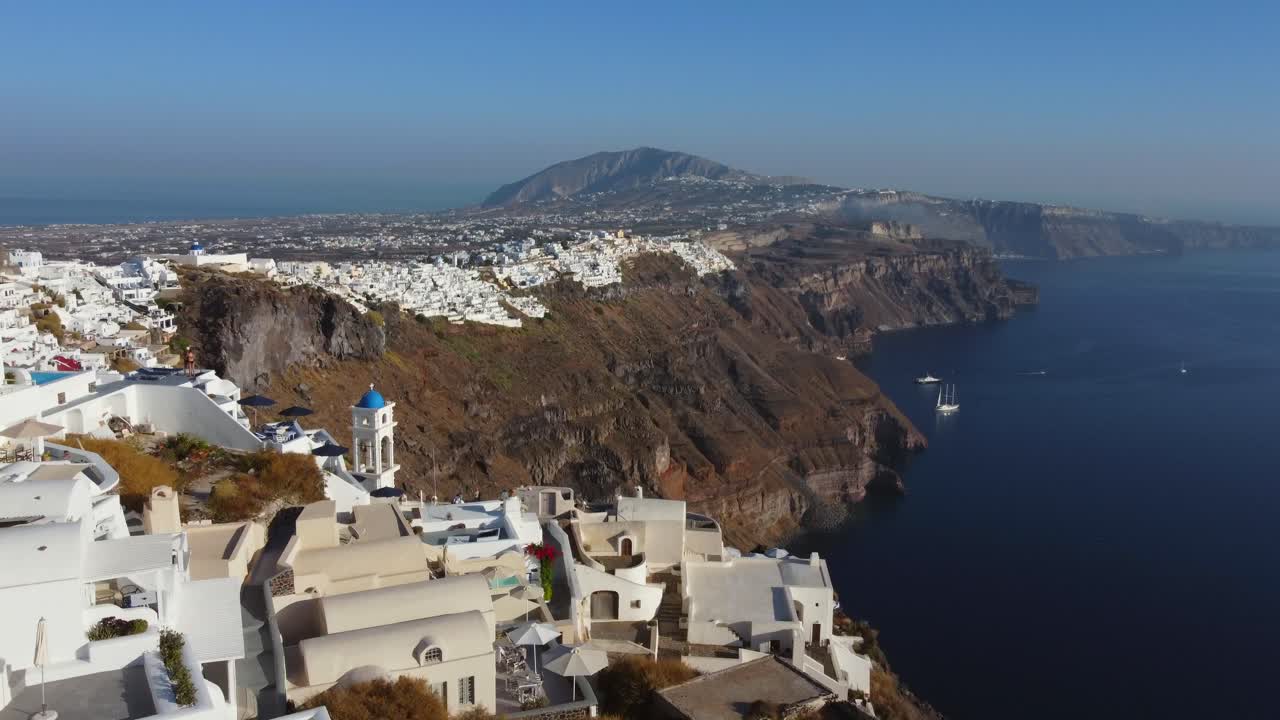 isla de santorini tradicional famoso clásico casas blancas a la orilla del acantilado con vistas al mar mediterráneo