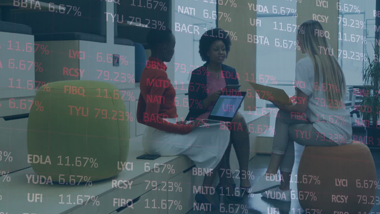 Geschäftsfrauen diskutieren über animierte Finanzdaten in modernem Büroumfeld.