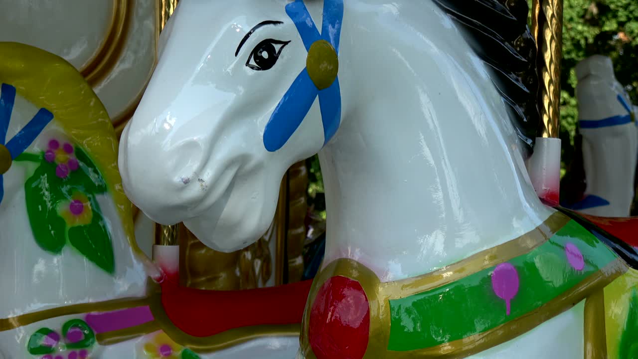 nuevos caballos de carrusel en el parque