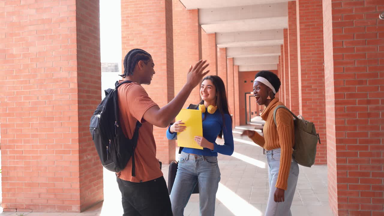 Felici studenti di diverse provenienze si salutano nel campus universitario.