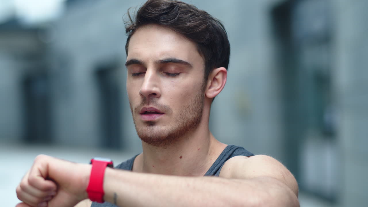 hombre deportivo configurando aplicación de reloj inteligente