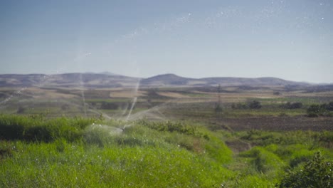 Sprinklerbewässerungssystem-Auf-Dem-Feld-In-Zeitlupe.