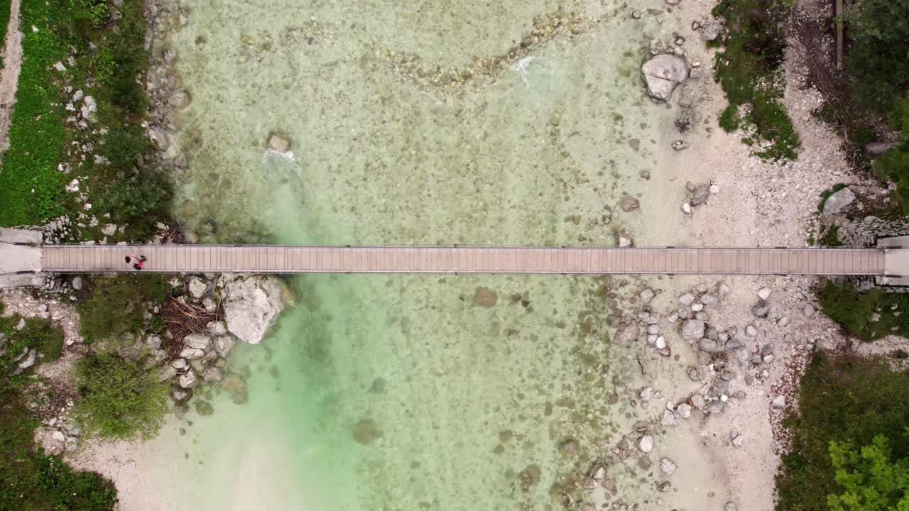 Ponte sul fiume Soca a Bovec con donna nella valle