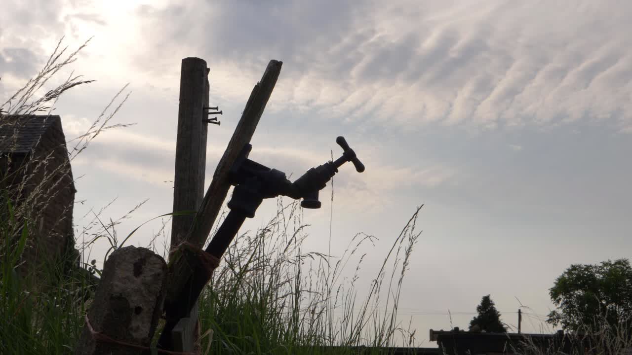 농민 필드 와이드 샷에서 구루병 수도꼭지 탭