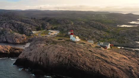 Leuchtturm-An-Der-Küste.-Der-Leuchtturm-Lindesnes-Ist-Ein-Küstenleuchtturm-An-Der-Südlichsten-Spitze-Norwegens.