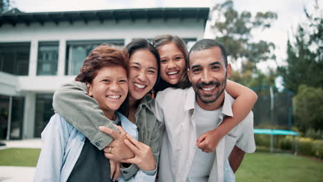 Familia-Feliz,-Abrazo-Y-Nuevo-Hogar-En-El-Césped-En-Realidad