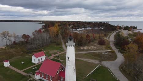 4k drone video tawas point faro en tawas, michigan durante el otoño