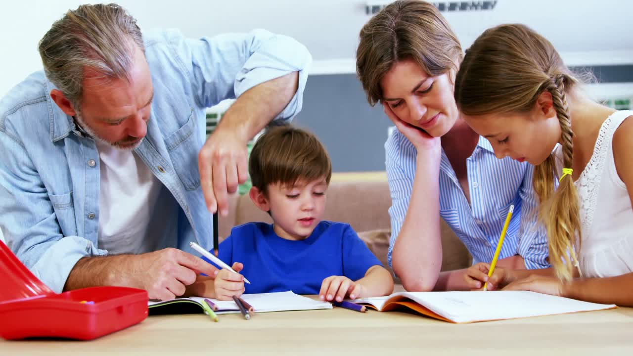 Vater und Mutter helfen Kindern bei den Hausaufgaben