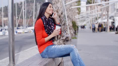 Hübsche-Stylische-Junge-Frau-In-Bunter-Mode