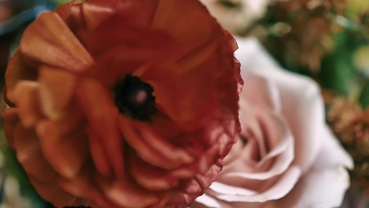 primer plano de dos hermosas flores en un ramo de novia
