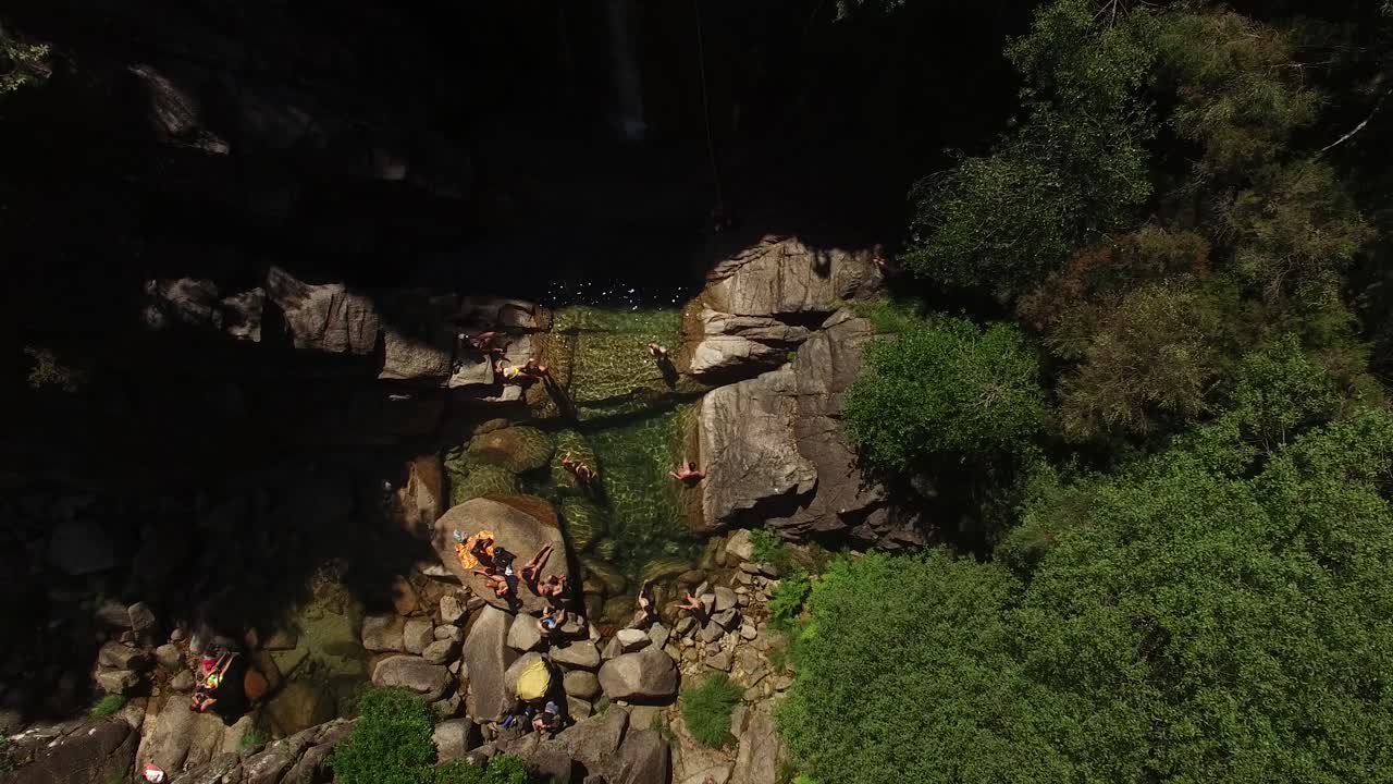 gente nadando en la vista superior del estanque