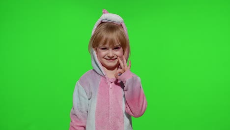 Kleines-Mädchen-Lächelt,-Zeigt-Ok-Geste,-Stimmt-Zu,-Sich-Im-Einhorn-Pyjama-Auf-Chroma-Key-Hintergrund-Anzumelden