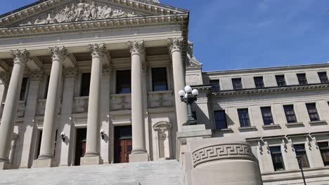 edificio del capitolio del estado de mississippi en jackson, mississippi con panorámica de derecha a izquierda