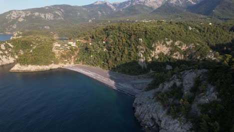 Evia,-Auch-Bekannt-Unter-Seiner-Antiken-Schreibweise-Euböa,-Ist-Die-Zweitgrößte-Griechische-Luftlandschaft-Mit-Wildem,-Einsamem-Strand-Und-Bergen-Im-Hintergrund