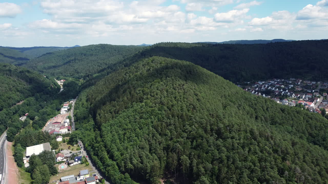 vista aérea de un valle con bosques y áreas residenciales
