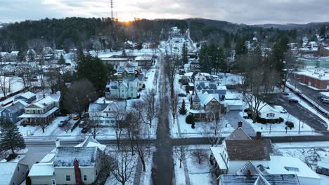 Dolly-Aéreo-Delante-De-La-Nieve-Que-Cae-En-Un-Pequeño-Y-Pintoresco-Pueblo-De-Estados-Unidos