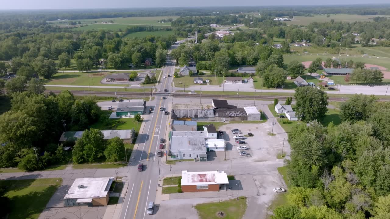 Centrum města Emmett, Michigan, se záběry z dronu pohybujícími se široce zprava doleva.