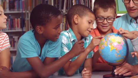el maestro y los niños discutiendo sobre un globo