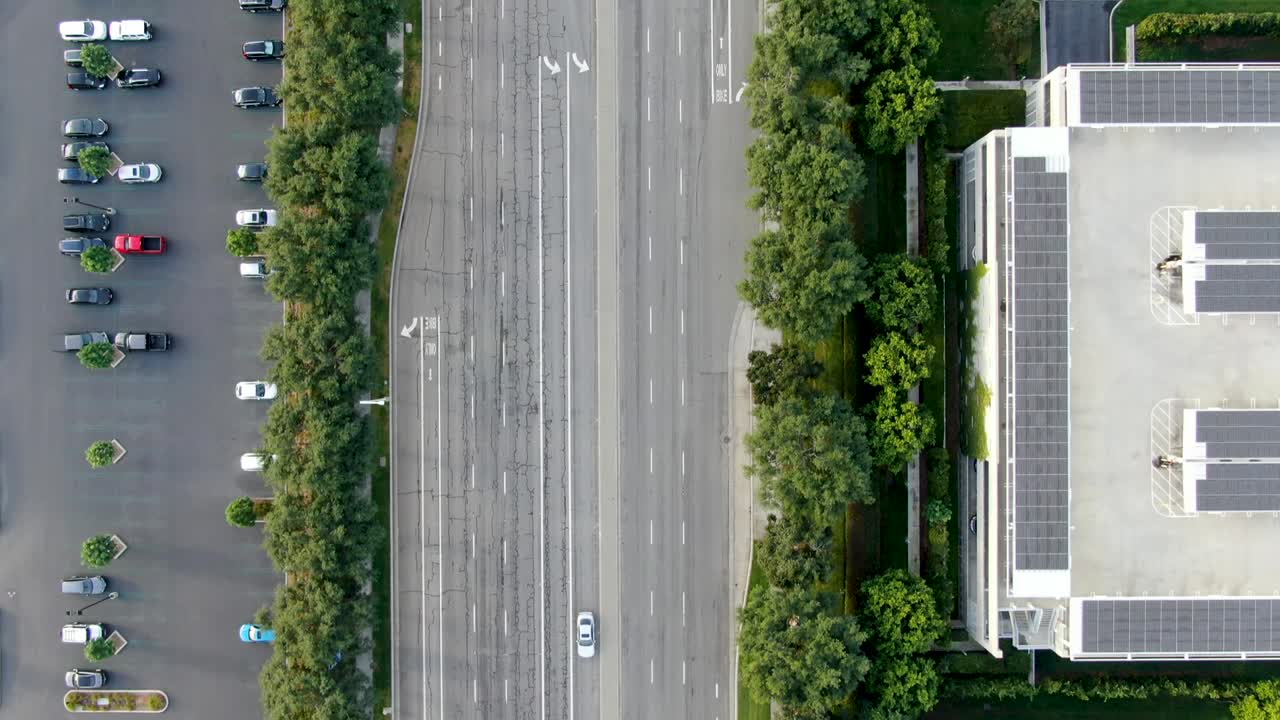 비즈니스 및 금융 구역에서 작은 교통과 함께 도시 도로의 공중 상단 뷰