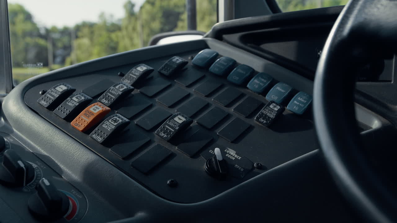 tablero de control del conductor cabina vacía de cerca. concepto de interior de panel de automóvil.