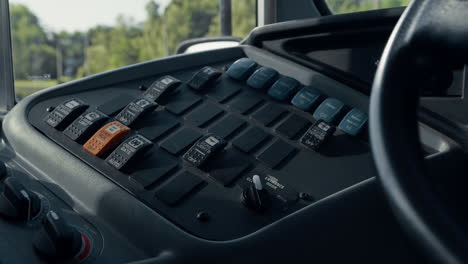 tablero de control del conductor cabina vacía de cerca. concepto de interior de panel de automóvil.